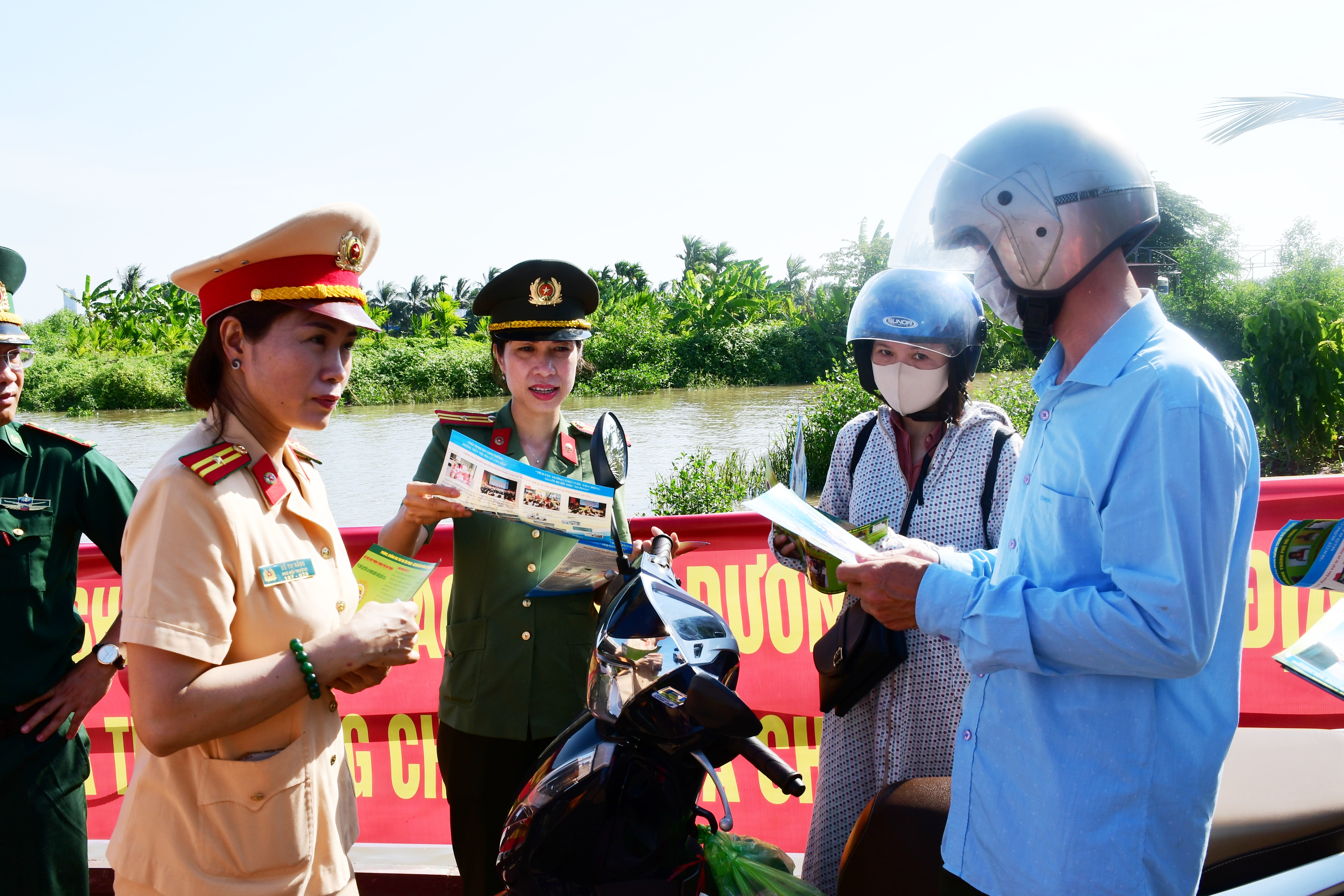 Ông Trịnh Hữu Bình gửi thư cảm ơn Phân đội 4, Thủy đội - Phòng Cảnh sát đường thủy, Công an phường Quán Toan đã nhiệt tình giúp đỡ